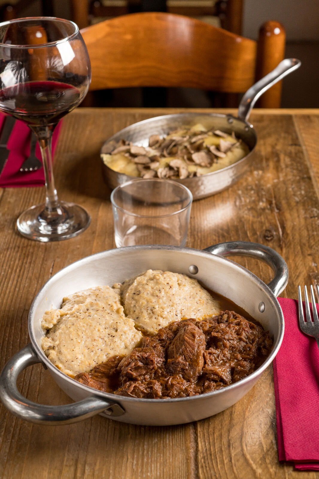 Brasato di manzo al Barolo con polenta taragna - secondo piatto della tradizione lombarda Osteria dei Vecchi Sapori