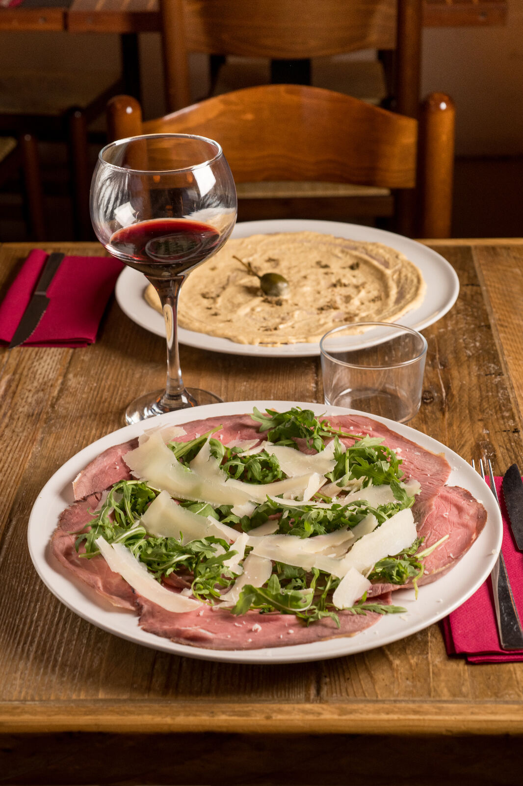 Bresaola della Valtellina IGP con rucola fresca e scaglie di Grana Padano - antipasto Osteria dei Vecchi Sapori Milano