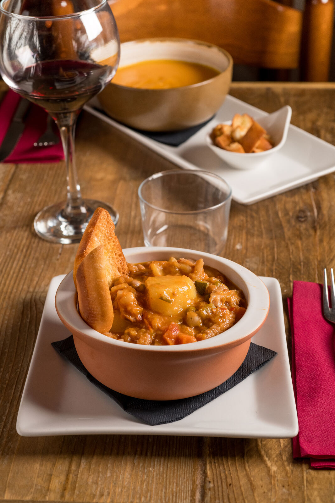 Zuppa di trippa con fagioli, patate e crostino di pane - piatto della tradizione lombarda Osteria dei Vecchi Sapori Milano