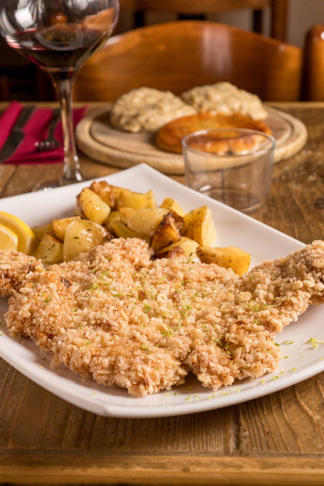 Cotoletta alla milanese alta con osso e patate al forno - specialità milanese tradizionale Osteria dei Vecchi Sapori