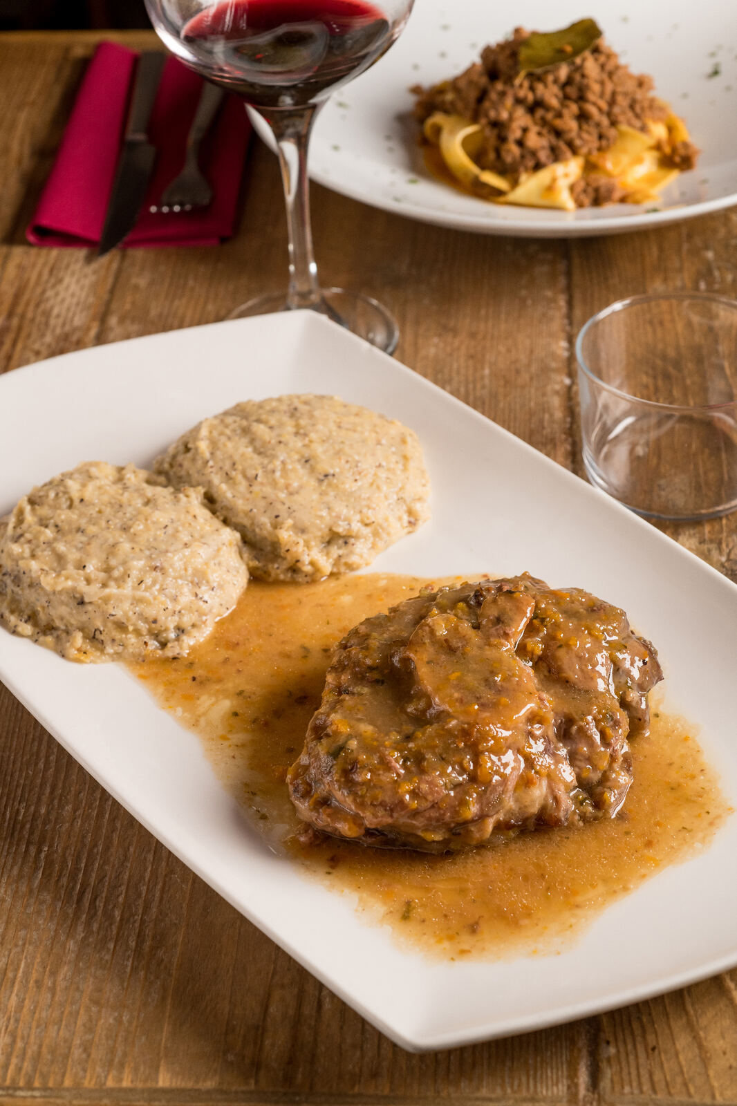 Ossobuco di vitello con polenta taragna - versione lombarda tradizionale Osteria dei Vecchi Sapori
