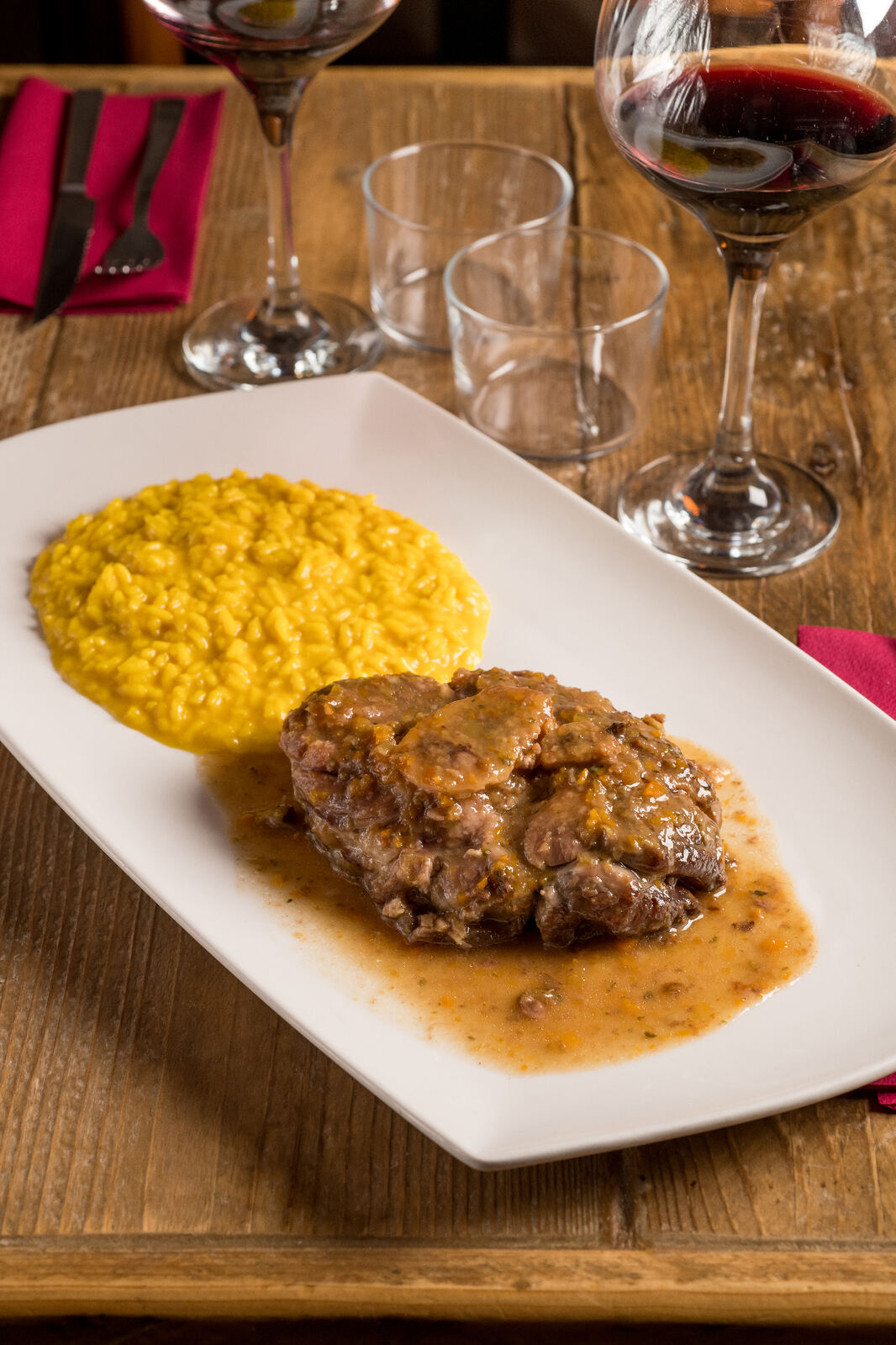 Ossobuco di vitello con risotto alla milanese giallo allo zafferano - piatto signature Osteria dei Vecchi Sapori, cucina tradizionale milanese all'Isola Milano