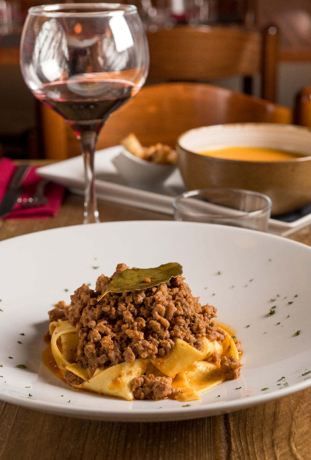 Pappardelle all'uovo fatte a mano con ragù di carne e foglia di alloro - primo piatto della tradizione Osteria dei Vecchi Sapori Milano
