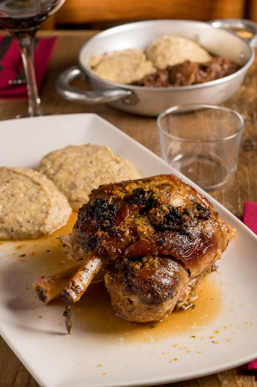 Stinco di maiale al forno con polenta - secondo piatto da condividere Osteria dei Vecchi Sapori, trattoria milanese Isola
