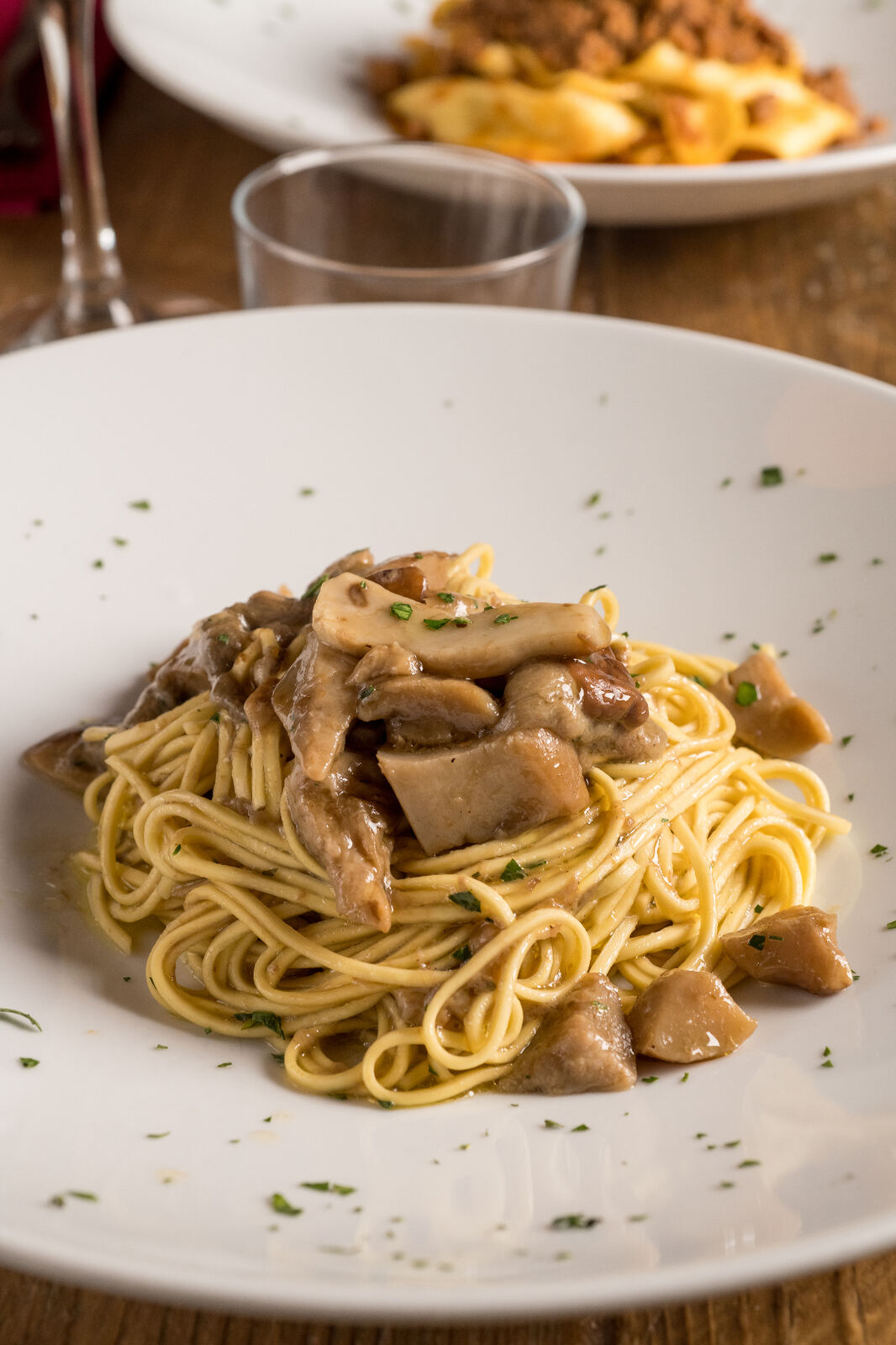Tagliolini all'uovo fatti a mano con funghi porcini freschi - primo piatto stagionale Osteria dei Vecchi Sapori Milano